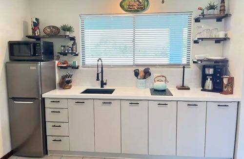 Coco Condo | Modern 1-bedroom condo in gated complex with pool, WiFi & AC