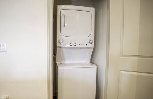 Lake Houston Apartment | Modern 1 bedroom apt w Lakeside balcony