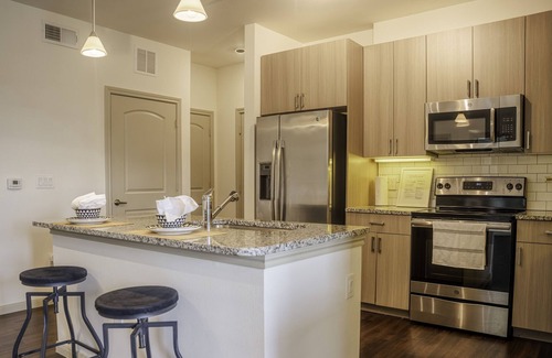 Lake Houston Apartment | Modern 1 bedroom apt w Lakeside balcony