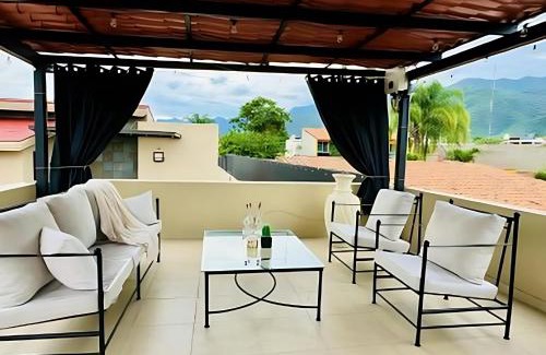 San Antonio Tlayacapan House | Modern 1 Bedroom Guesthouse - Walk to everything - Free Bikes - Huge Patio