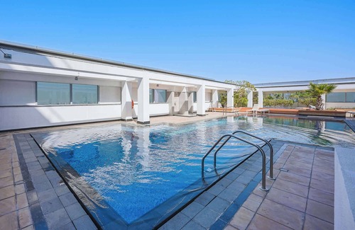 Bur Dubai Apartment | Modern 1 Bedroom in DIFC Sleeps 4 with Pool