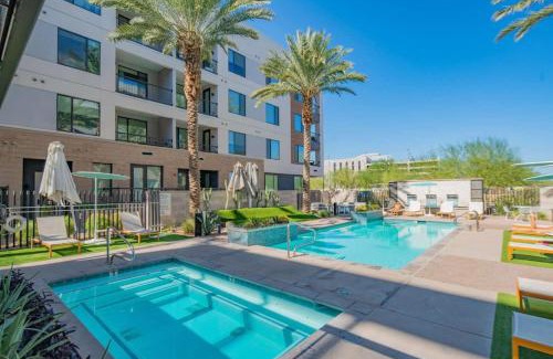 Tempe Apartment | Modern 1BD - Pool, Gym, Parking, W-D - Sleeps 4