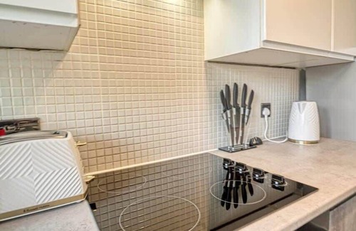 Walsall Apartment | Modern 1BR Apt – Netflix, Parking, M6 Access