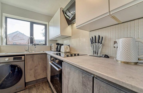 Walsall Apartment | Modern 1BR Apt – Netflix, Parking, M6 Access