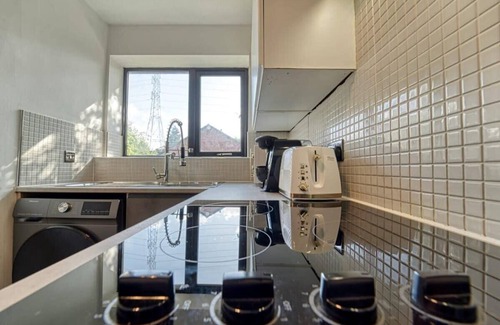 Walsall Apartment | Modern 1BR Apt – Netflix, Parking, M6 Access