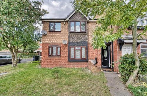 Walsall Apartment | Modern 1BR Apt Netflix, Parking, M6 Access