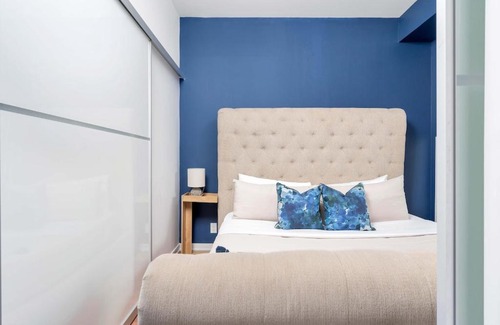 Toronto Entertainment District Apartment | Modern 1BR Condo Stunning Views Maple Leaf Square