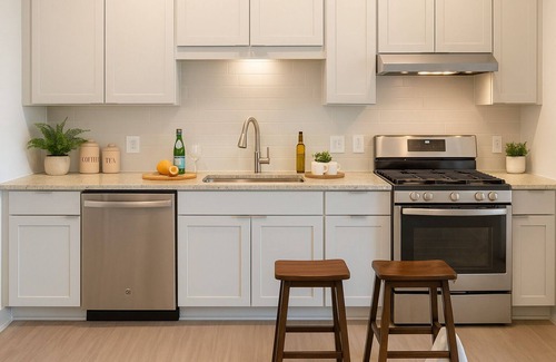 Braeswood Place Apartment | Modern 1BR Gated Luxury Condo Near Med Center + NRG Walkable + Pool + Gym