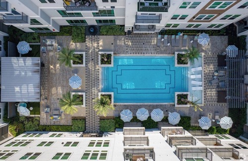 Braeswood Place Apartment | Modern 1BR Gated Luxury Condo Near Med Center + NRG Walkable + Pool + Gym