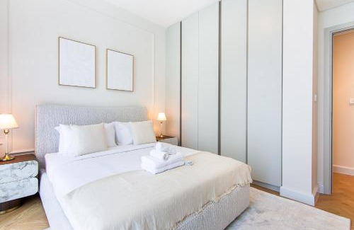 Dubai Apartment | Modern 1BR in Creek Crescent High Floor Stay