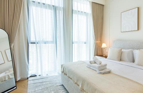 Dubai Apartment | Modern 1BR in Creek Crescent High Floor Stay