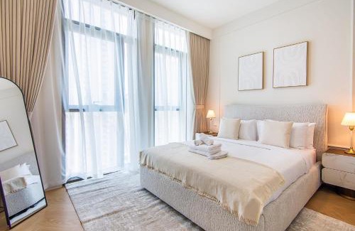 Dubai Apartment | Modern 1BR in Creek Crescent High Floor Stay