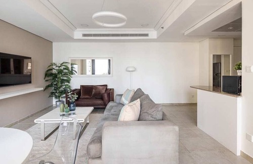 Jumeirah Lake Towers Apartment | Modern 1BR in JLT w/ Serene Lake Views!