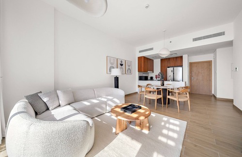 Dubai Apartment | Modern 2 BD with Stunning Sea View in Port de La Mer