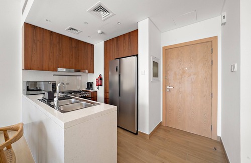 Dubai Apartment | Modern 2 BD with Stunning Sea View in Port de La Mer