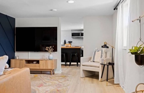 Brevard House | Modern 2 Bed 1 Bath Walking Distance to Downtown