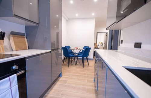 West Finchley Apartment | Modern 2-Bed, 2-Bath London Flat