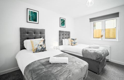 Cradley Heath Apartment | Modern 2 Bed Apartment - Sleeps 3 - Parking 55C