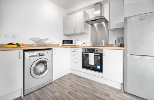 Cradley Heath Apartment | Modern 2 Bed Apartment - Sleeps 3 - Parking 55C