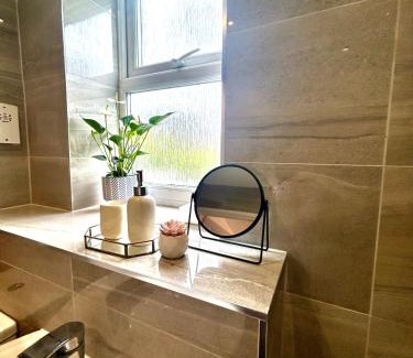 Telford Apartment | Modern 2 Bed Apartment With Free Parking And Netflix