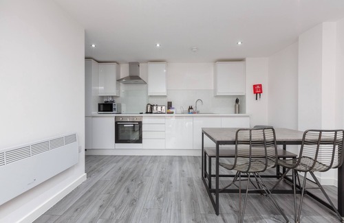 North Shore Apartment | Modern 2 Bed Family Apartment, Central Location, Close to the beach