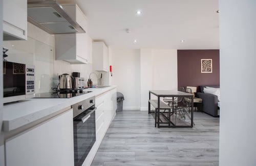 North Shore Apartment | Modern 2 Bed Family Apartment, Central Location, Close to the beach