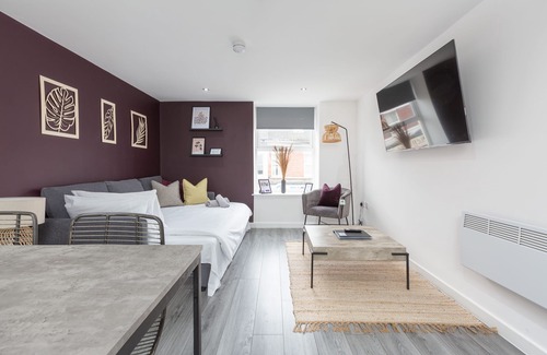 North Shore Apartment | Modern 2 Bed Family Apartment, Central Location, Close to the beach
