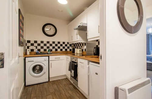 Paisley Apartment | Modern 2-Bed Flat | Near Airport | Free Parking