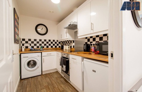 Paisley Apartment | Modern 2-Bed Flat | Near Airport | Free Parking