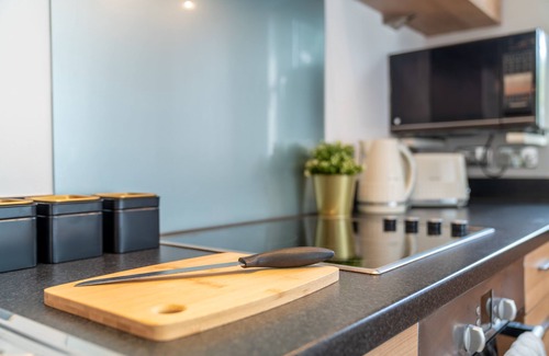 Portsmouth Apartment | Modern 2 Bed Flat with Free Parking & a view from the balcony. Great location.