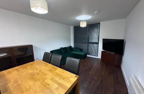Basildon Apartment | Modern 2 Bed Flat with parking Next to Basildon Station