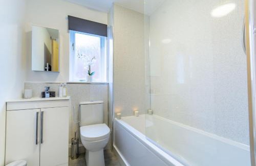 Newark upon Trent House | Modern 2-Bed Home with Free Parking Near Peak District