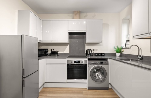 Reading Apartment | Modern 2 bed, sleeps 5, free parking