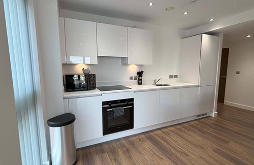 Bracknell Apartment | Modern 2 bed with parking - Nr Ascot