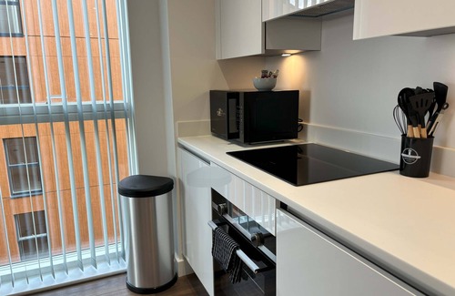 Bracknell Apartment | Modern 2 bed with parking - Nr Ascot