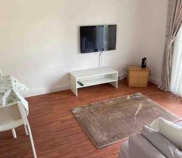 Cole Green House | Modern 2 bedroom house with WIFI