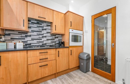 Coatbridge Apartment | Modern 2 bedroom apartment with on street parking and wifi.