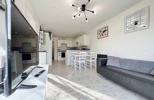 Doncaster Apartment | Modern 2 Bedroom Apartment | Near Hospital & Races