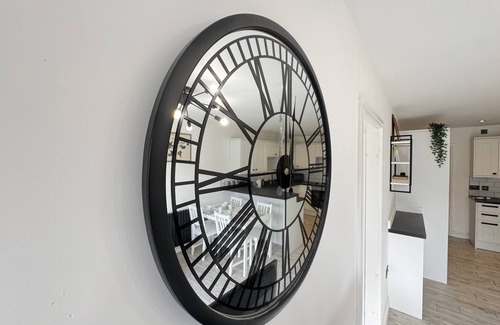 Doncaster Apartment | Modern 2 Bedroom Apartment | Near Hospital & Races