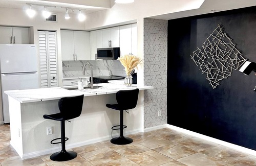 Naples Condo | Modern 2-bedroom condo with all amenities close to downtown, beach and shops