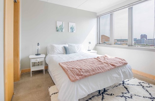 Downtown Des Moines Apartment | Modern 2 Bedroom Downtown Apt By Wells Fargo Arena