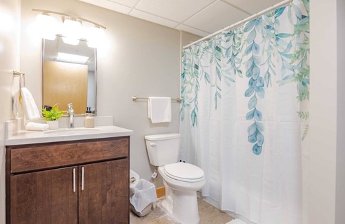 Downtown Des Moines Apartment | Modern 2 Bedroom Downtown Apt By Wells Fargo Arena
