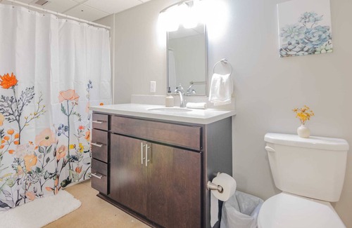 Downtown Des Moines Apartment | Modern 2 Bedroom Downtown Apt By Wells Fargo Arena