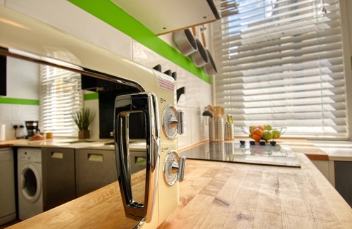 Bath Apartment | Modern 2 Bedroom Flat w/Garden & Free Parking