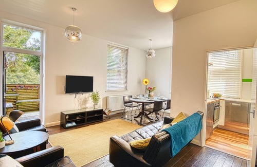 Bath Apartment | Modern 2 Bedroom Flat w/Garden & Free Parking