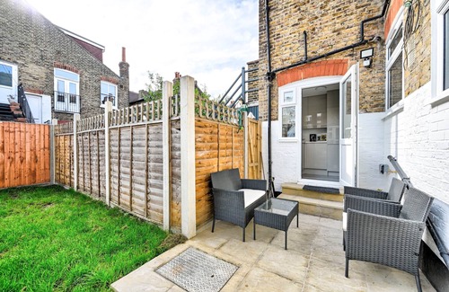 Furzedown House | Modern 2 Bedroom House-Sleeps 6-Close to Tube & Tooting Bec