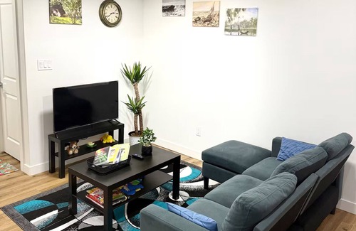 West Edmonton House | Modern 2-Bedroom Suite in Stillwater NW, Near WEM