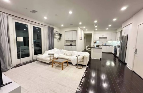 Westpark Apartment | Modern 2b2b Home w Pool/Gym