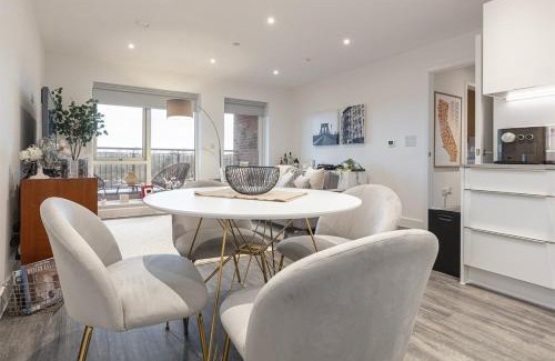 Shephall Apartment | Modern 2BD Apt w/Balcony & Parking - Near London