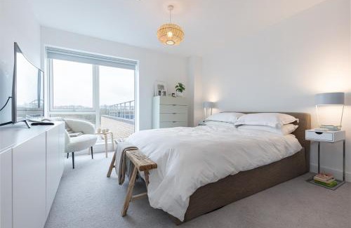 Shephall Apartment | Modern 2BD Apt w/Balcony & Parking - Near London